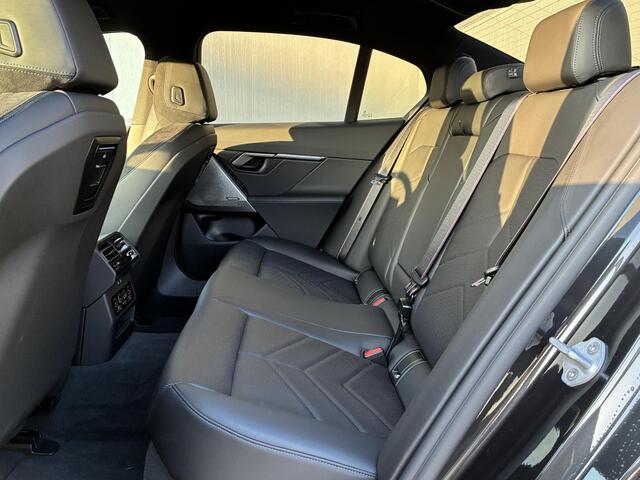 BMW i5 XDrive40 M Sport Edition 84 kWh 4WD / SOH 97,2% / VOL LEDER / Fabrieksgarantie t/m 04-2028 / Elektrische Trekhaak (1500KG) / Comfort Pack / Innovation Pack / M Sportpakket Pro / Travelpack /