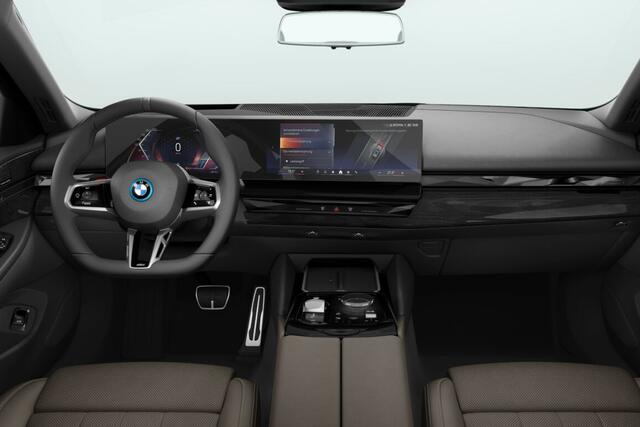 BMW i5 Touring eDrive40 M Sport Edition 84 kWh | M Sportpakket Pro | Innovation Pack | Travel Pack | Comfort Pack | Trekhaak