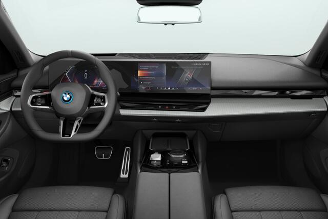 BMW i5 Touring eDrive40 M Sport Edition 84 kWh | M Sportpakket Pro | Innovation Pack | Travel Pack | Comfort Pack | Trekhaak