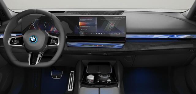 BMW i5 Touring eDrive40 M Sport Edition 84 kWh Trekhaak - B&W - Driving/Parking Assistant Professional - Head up - Stuurwielrandverwarming - Getinte Ruiten - Stoelventilatie - Stoelverwarming voor/achter -