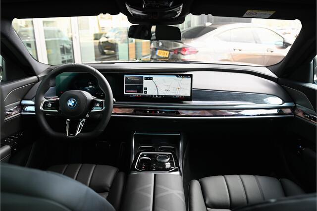 BMW i7 xDrive60 High Executive M Sport Automaat / Panoramadak Sky Lounge / Trekhaak / Massagefunctie / Driving Assistant Pro. / Parking Assistant Pro. / Executive Drive Pro / Integral Active Steering / Connoisseur Pack