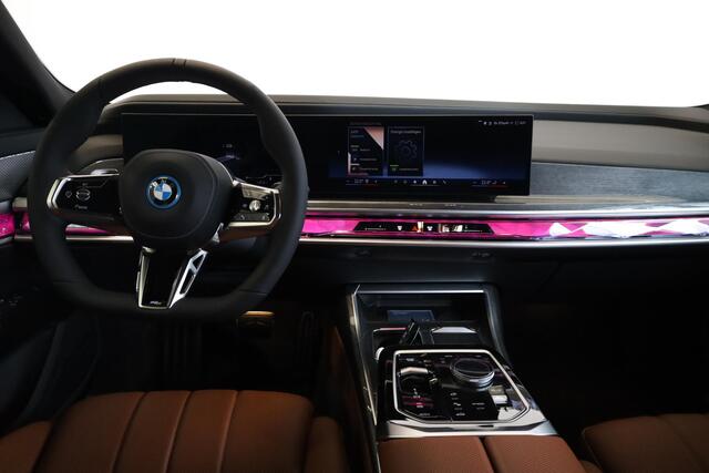 BMW i7 xDrive60 | M Sportpakket Pro | Massagestoelen | Sky Lounge Panoramadak | Elektr. Trekhaak
