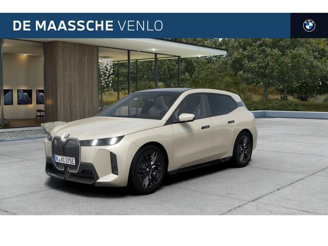 BMW iX xDrive45 M Sport / Panoramadak Sky Lounge / Trekhaak / M Multifunctionele Stoelen / Parking Assistant Professional / Soft-Close / Active Steering