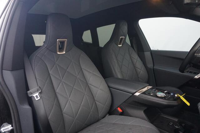 BMW iX xDrive40 High Executive Sportpakket 22'' / Panoramadak / Trekhaak / Harman Kardon / Stuurwiel verwarmd