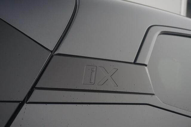 BMW iX xDrive40 High Executive Sportpakket 22'' / Panoramadak / Trekhaak / Harman Kardon / Stuurwiel verwarmd
