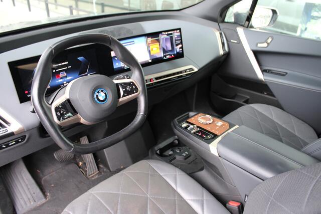 BMW iX xDrive50 Executive / Sportpakket / Panoramadak Sky Lounge / Trekhaak / Laserlight / Active Steering / Soft-Close / Parking Assistant Plus