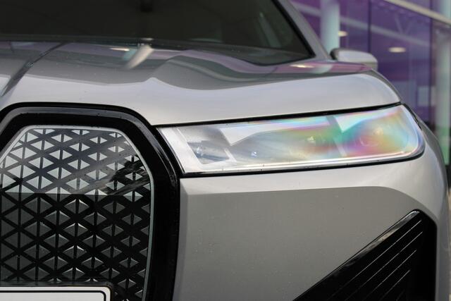 BMW iX xDrive50 Executive / Sportpakket / Panoramadak Sky Lounge / Trekhaak / Laserlight / Active Steering / Soft-Close / Parking Assistant Plus