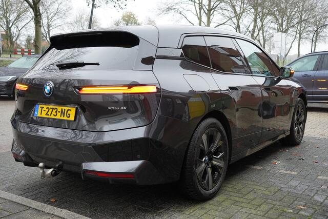 BMW iX xDrive40 Excellence 77 kWh / Massage / Glasdak / Dealerond / Trekhaak