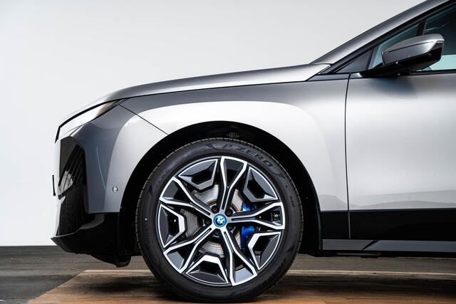 BMW iX xDrive40 Business Edition Plus 77 kWh Sportpakket - Trekhaak - Panoramadak - Multifunctionele stoelen - Warmte Comfortpakket Voor/Achter - Bowers & Wilkins - Parking/Driving Professional - Soft Close -