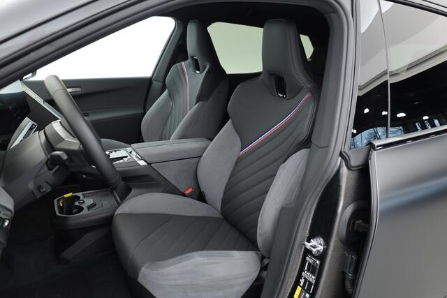 BMW iX xDrive45 101 kWh M Sport Pro | Pano+Sfeerv. | Frozen Deep Grey | Active Steering | Shadow Line | 23'' | Iconic Glow | Luchtvering | Elek. Trekhaak | Harman Kardon | Innovation pakket | Comfort Pakket | V