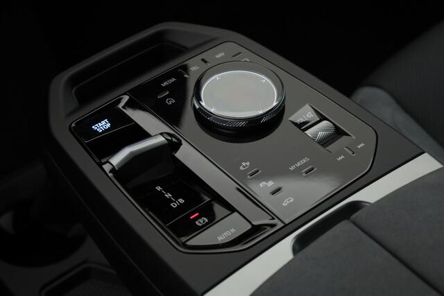 BMW iX xDrive45 101 kWh M Sport Pro | Pano+Sfeerv. | Frozen Deep Grey | Active Steering | Shadow Line | 23'' | Iconic Glow | Luchtvering | Elek. Trekhaak | Harman Kardon | Innovation pakket | Comfort Pakket | V