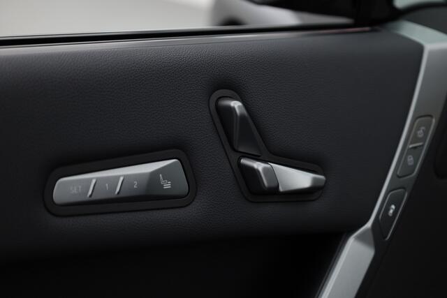 BMW iX xDrive45 101 kWh M Sport Pro | Pano+Sfeerv. | Frozen Deep Grey | Active Steering | Shadow Line | 23'' | Iconic Glow | Luchtvering | Elek. Trekhaak | Harman Kardon | Innovation pakket | Comfort Pakket | V