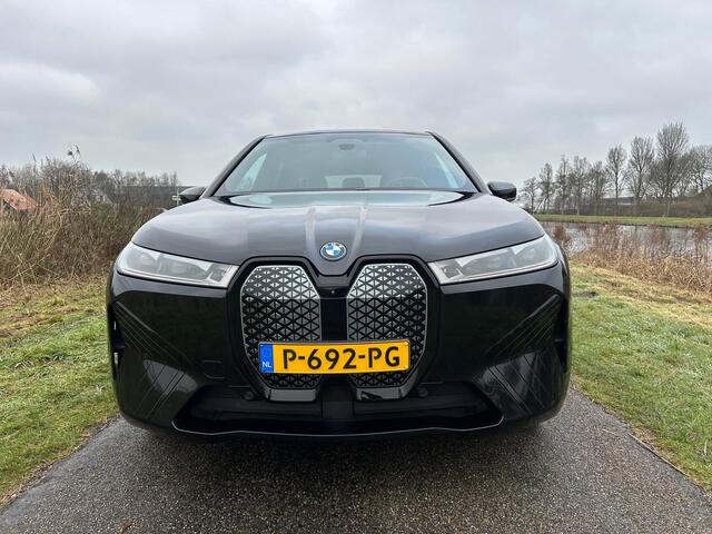 BMW iX xDrive40 High Executive 77 kWh Sportpakket / Panorama dak / SOH 99,3