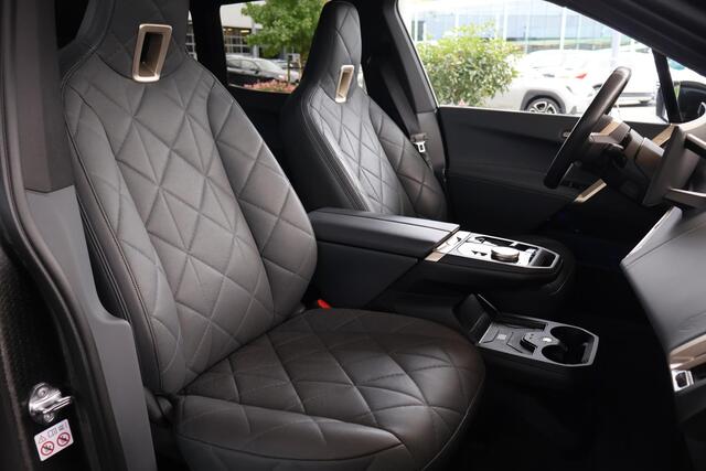 BMW iX M60 High Executive 112 kWh | Bowers & Wilkins | M Aerodynamica | Head-up Display | Voorstoelen Verwarmd