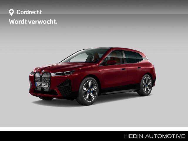 BMW iX xDrive40 77 kWh | Driving Assistant Professional | Panorama Skylounge | Sportpakket | Trekhaak Wordt verwacht