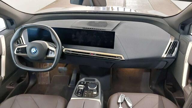 BMW iX xDrive40 77 kWh | Driving Assistant Professional | Panorama Skylounge | Sportpakket | Trekhaak Wordt verwacht