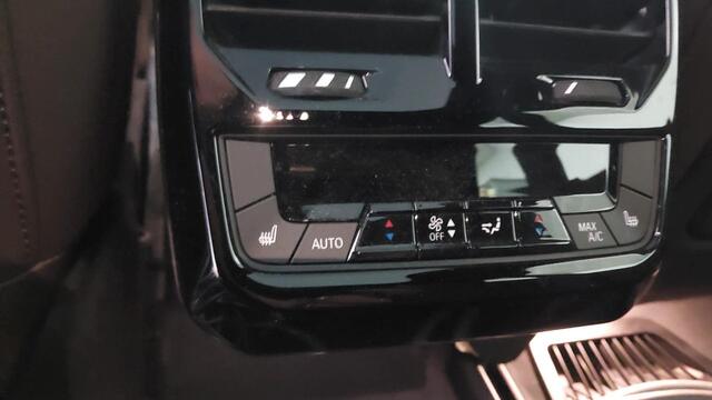 BMW iX xDrive40 77 kWh | Driving Assistant Professional | Panorama Skylounge | Sportpakket | Trekhaak Wordt verwacht