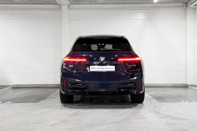 BMW iX xDrive45 | M-Sport Pro | Driving Assistant Plus | Harman/Kardon | Sky Lounge | Soft-Close Portieren | Comfort Access | Trekhaak