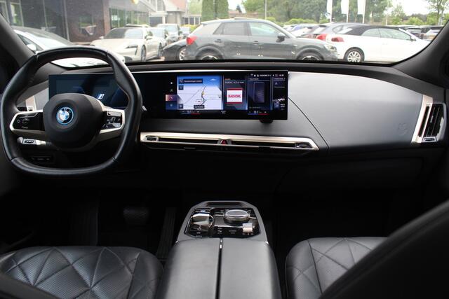 BMW iX xDrive40 Executive 77 kWh / Trekhaak / Panoramadak / 360Camera / Luchtvering / Harman Kardon / 22'' / CarPlay / DAB / Dodehoek / ACC