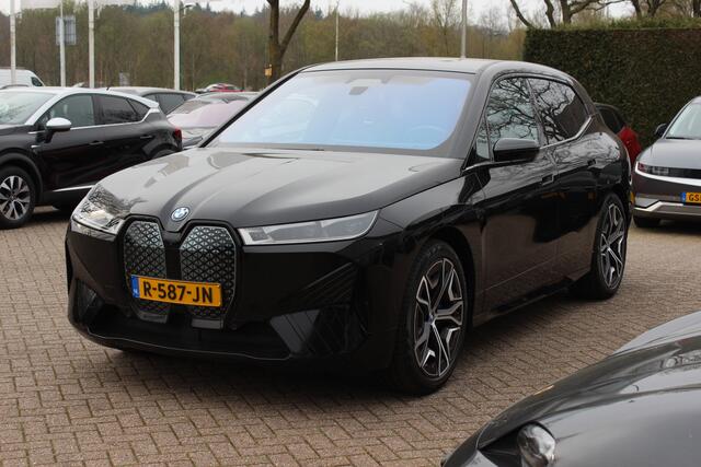 BMW iX xDrive40 Executive 77 kWh / Trekhaak / Panoramadak / 360Camera / Luchtvering / Harman Kardon / 22'' / CarPlay / DAB / Dodehoek / ACC