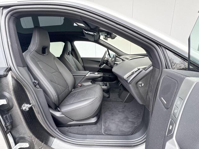 BMW iX xDrive40 High Executive Luchtvering / Harman Kardon Audio / Stoelventilatie / Stoelverwarming / Panoramadak