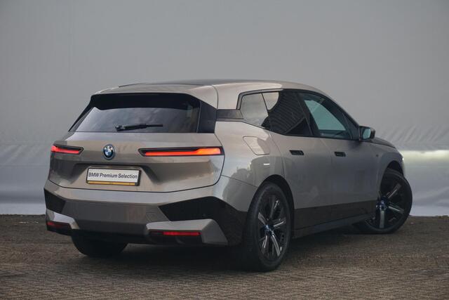 BMW iX M60 High Executive 112 kWh | Trekhaak / Parking Assistant Professional / Harman Kardon / Panoramdak Sky Lounge