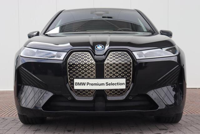 BMW iX xDrive50 Executive 112 kWh Sportpakket/ 22" LMV/ Stoelventilatie/ Stoelverwarming/ Elektrische Stoelen/ Achteruitrij camera