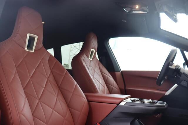 BMW iX xDrive50 Executive 112 kWh Sportpakket/ 22" LMV/ Stoelventilatie/ Stoelverwarming/ Elektrische Stoelen/ Achteruitrij camera