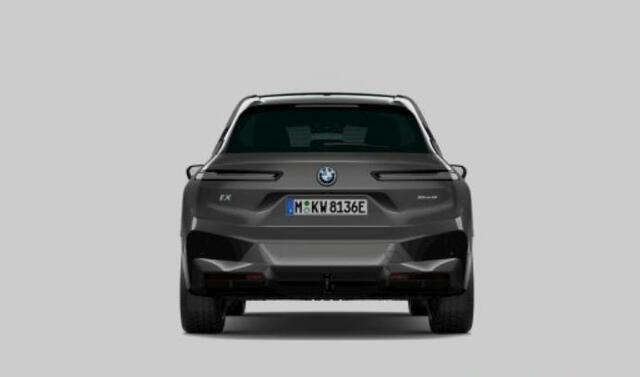 BMW iX xDrive50 High Executive 112 kWh Sportpakket - Trekhaak - Panoramadak - Multifunctionele stoelen - Stoelventilatie - BMW Laserlight - Driving/Parking Assistant Professional - Harman Kardon -