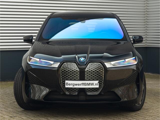BMW iX xDrive50 - Luchtvering - Sportpakket - Driving + Parking Ass Prof