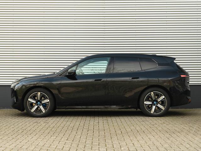 BMW iX xDrive50 - Luchtvering - Sportpakket - Driving + Parking Ass Prof