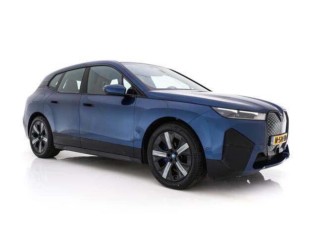 BMW iX xDrive40 High Executive 77 kWh [ 3-Fase ] {SOH-100%} (INCL.BTW) *HEAD-UP | LEATHER | TOP-VIEW | FULL-LED | MEMORY-PACK | HARMAN/KARDON | BLINDSPOT | WIDESCREEN-COCKPIT | HEATED-COMOFRTSEATS | DAB | AMBIENT-LIGHT | NAVI-FULLMAP | TOWBAR | 21''AL