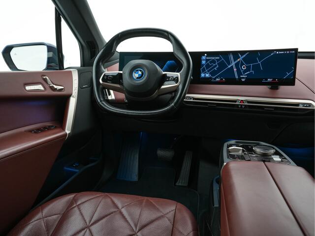 BMW iX xDrive40 High Executive 77 kWh [ 3-Fase ] {SOH-100%} (INCL.BTW) *HEAD-UP | LEATHER | TOP-VIEW | FULL-LED | MEMORY-PACK | HARMAN/KARDON | BLINDSPOT | WIDESCREEN-COCKPIT | HEATED-COMOFRTSEATS | DAB | AMBIENT-LIGHT | NAVI-FULLMAP | TOWBAR | 21''AL