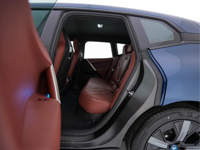 BMW iX xDrive40 High Executive 77 kWh [ 3-Fase ] {SOH-100%} (INCL.BTW) *HEAD-UP | LEATHER | TOP-VIEW | FULL-LED | MEMORY-PACK | HARMAN/KARDON | BLINDSPOT | WIDESCREEN-COCKPIT | HEATED-COMOFRTSEATS | DAB | AMBIENT-LIGHT | NAVI-FULLMAP | TOWBAR | 21''AL