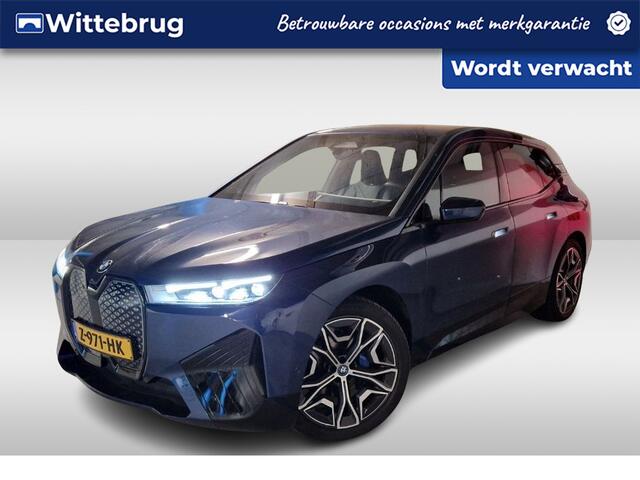 BMW iX xDrive40 Sport Edition 77 kWh / Navigatie / App connect / 360 Camera / Leder / Zwenkbare trekhaak / Head-up display /
