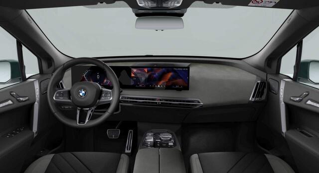 BMW iX xDrive60 112kWh - M-Sport - Trekhaak - ACC - M-Zetels - Head-up - Harman Kardon