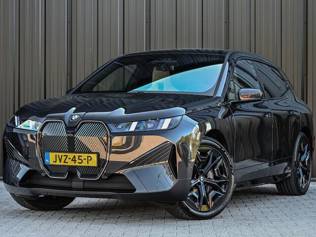 BMW iX xDrive45 101 kWh