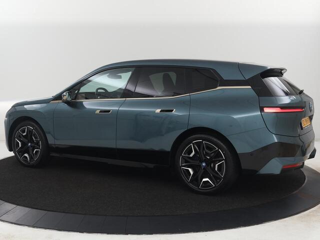BMW iX xDrive50 M Sport High Executive 112 kWh SOH 96,2% | Full Option | Pano | Chrystal Buttons | Soft Close | Harman Kardon | Laser Lights | Achteras sturing | Massage stoelen | 4-Zone Climate Control | Carplay | Head-up