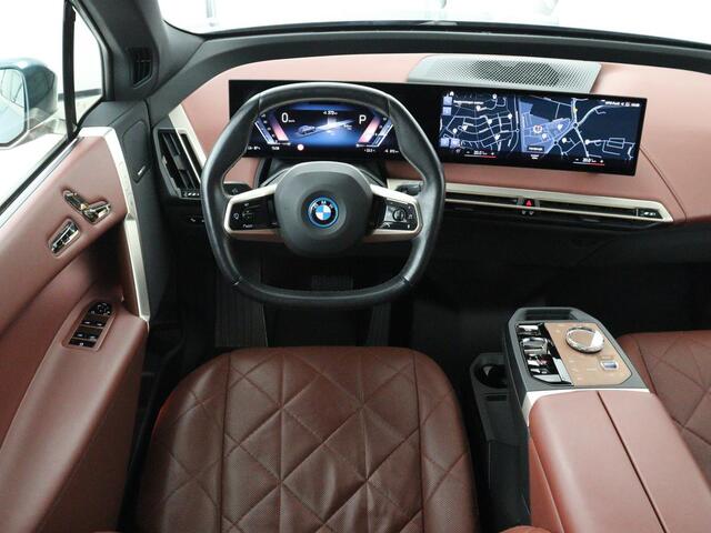 BMW iX xDrive50 M Sport High Executive 112 kWh SOH 96,2% | Full Option | Pano | Chrystal Buttons | Soft Close | Harman Kardon | Laser Lights | Achteras sturing | Massage stoelen | 4-Zone Climate Control | Carplay | Head-up