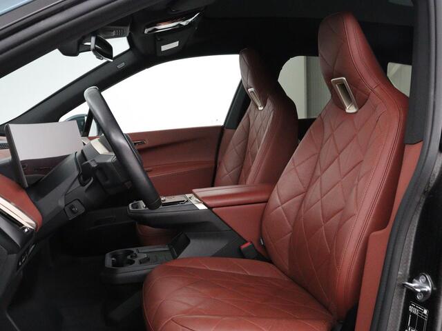 BMW iX xDrive50 M Sport High Executive 112 kWh SOH 96,2% | Full Option | Pano | Chrystal Buttons | Soft Close | Harman Kardon | Laser Lights | Achteras sturing | Massage stoelen | 4-Zone Climate Control | Carplay | Head-up