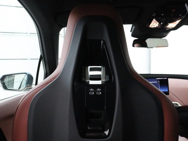 BMW iX xDrive50 M Sport High Executive 112 kWh SOH 96,2% | Full Option | Pano | Chrystal Buttons | Soft Close | Harman Kardon | Laser Lights | Achteras sturing | Massage stoelen | 4-Zone Climate Control | Carplay | Head-up