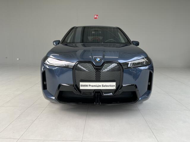 BMW iX xDrive45 101 kWh M-Sport | 22" | Driving Assistant Professional | Trekhaak | Harman Kardon | .