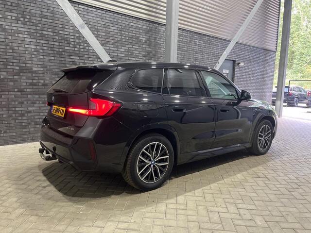 BMW iX1 xDrive30 67 kWh | M-Sport | Panoramadak | Trekhaak | Harman/Kardon | Camera
