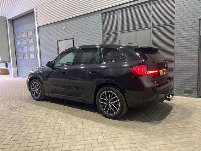 BMW iX1 xDrive30 67 kWh | M-Sport | Panoramadak | Trekhaak | Harman/Kardon | Camera