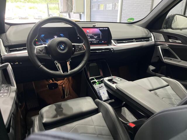 BMW iX1 xDrive30 67 kWh | M-Sport | Panoramadak | Trekhaak | Harman/Kardon | Camera
