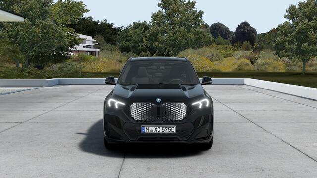 BMW iX1 eDrive20 M Sport / Panoramadak / Trekhaak / Sportstoelen / Achteruitrijcamera / M Adaptief onderstel / Adaptieve LED / Comfort Access