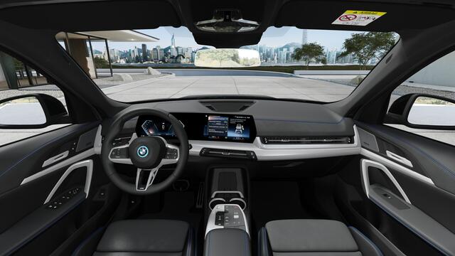 BMW iX1 eDrive20 M Sport / Panoramadak / Trekhaak / Sportstoelen / Achteruitrijcamera / M Adaptief onderstel / Adaptieve LED / Comfort Access