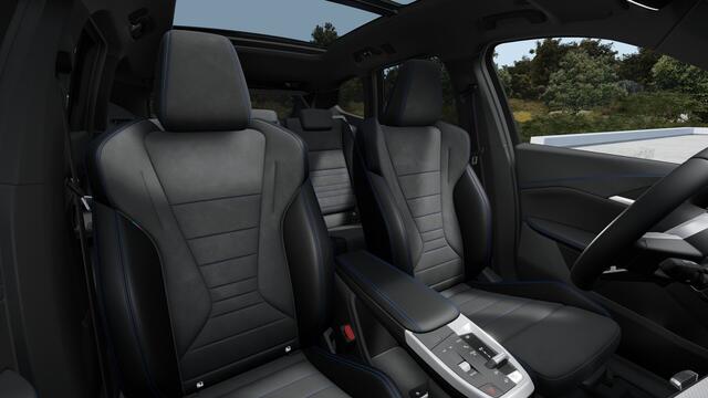 BMW iX1 eDrive20 M Sport / Panoramadak / Trekhaak / Sportstoelen / Achteruitrijcamera / M Adaptief onderstel / Adaptieve LED / Comfort Access