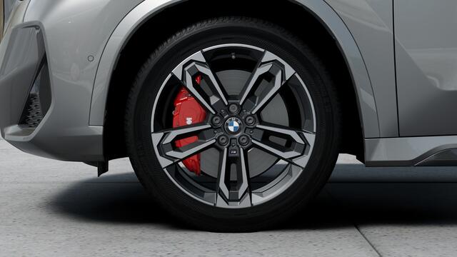 BMW iX1 eDrive20 M Sport / Sportstoelen / Achteruitrijcamera / Comfort Access / M Adaptief onderstel / Adaptieve LED / Parking Assistant / Stuurverwarming