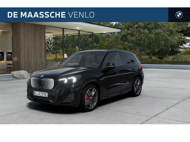 BMW iX1 eDrive20 High Executive M Sport / Panoramadak / Trekhaak / M Adaptief onderstel / Sportstoelen / Head-Up / Adaptieve LED / Parking Assistant Plus / Stuurverwarming